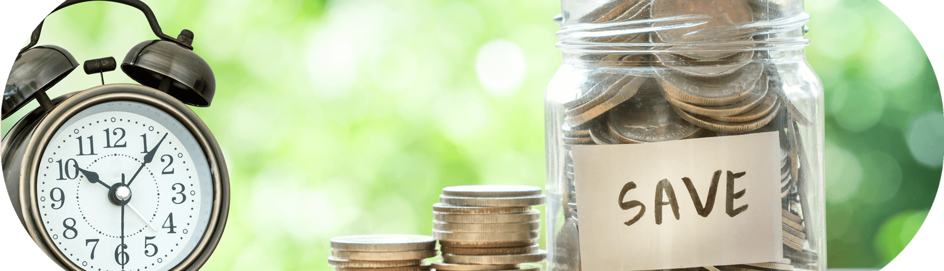 Toppbild med en klocka och mycket pengar i en syltburk