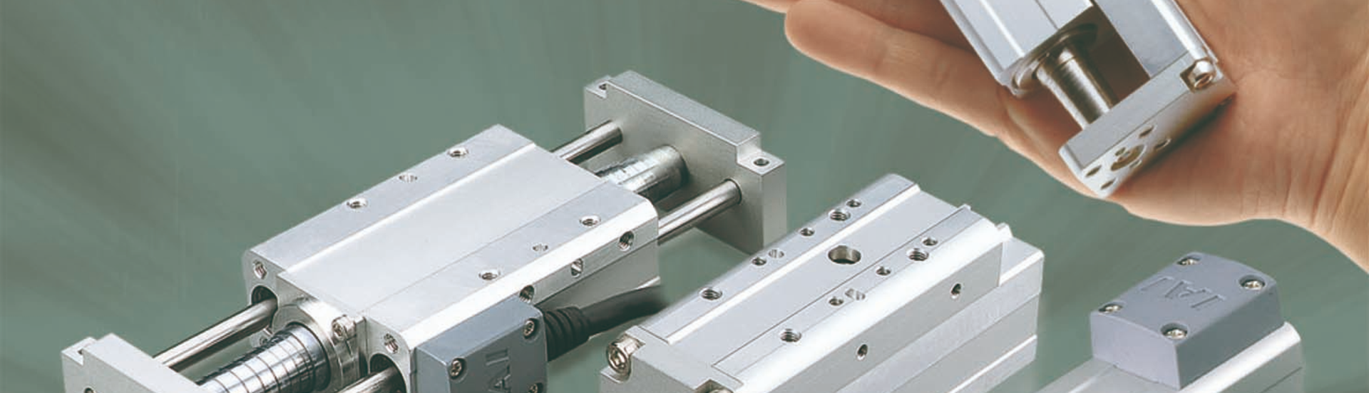 Det översta fotot visar närbilder av miniaktuatorer serie RCA2